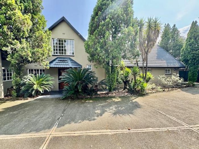 Gallo Manor House To Rent: Pool, guest suite, versatile spaces, secure neighborhood.