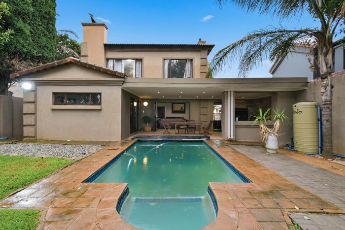 For Sale: House in Moreleta Park with pool, tennis court, and solar garage.