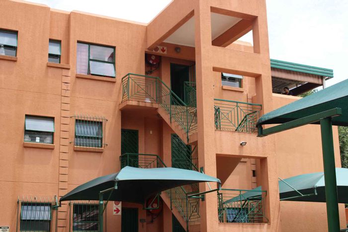 For Sale: Townhouse in Alberton Central with balcony, entertainment area, and jacuzzi.