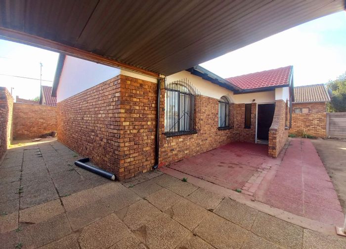 Eersterust House For Sale: 3 Bedrooms, open-plan living, Fibre Wi-Fi, secure yard.
