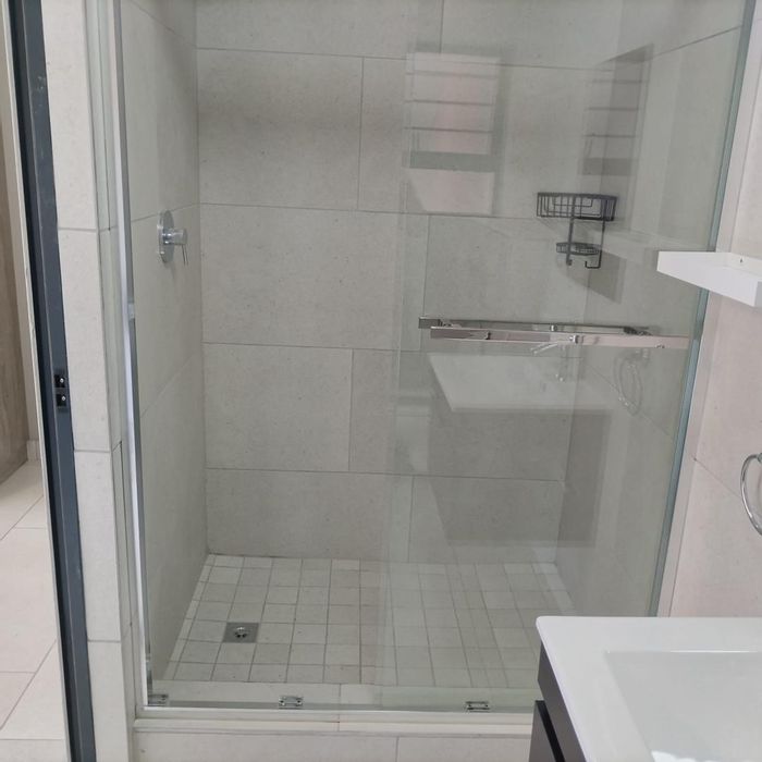 Kensington Apartment To Rent: 3 beds, garden, gym, pool, 24/7 security.