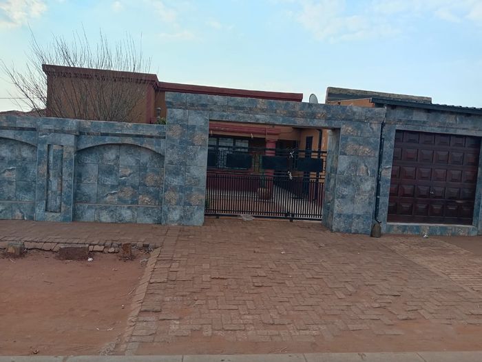 Vosloorus House For Sale: Open-Plan Living, Secure Gates, 2 Bedrooms, 4 Extra Rooms