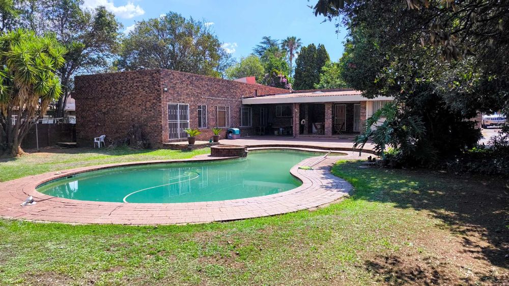 Pool & entertainment area