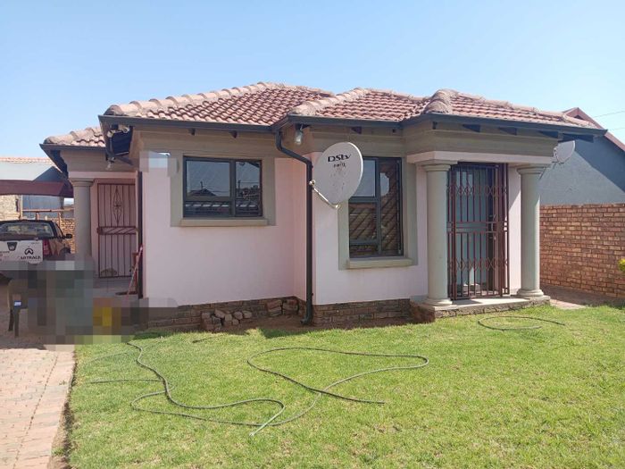 Three-bedroom house in Mamelodi East for sale, large yard, ideal for entertaining.