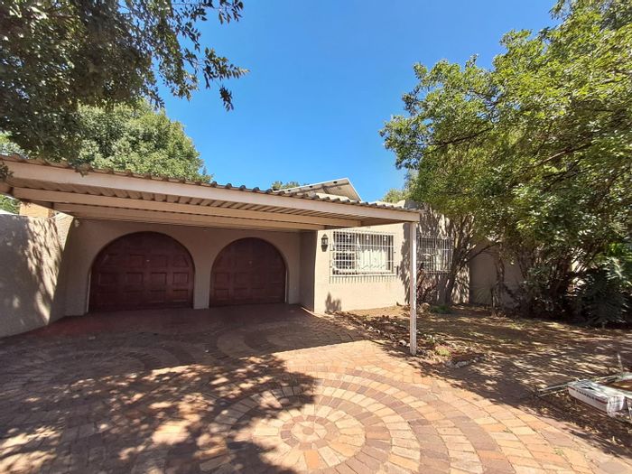 For Sale: House in Brackenhurst with pool, study, and ample parking.