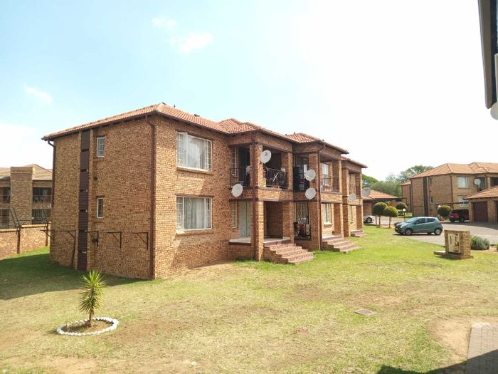 Erand Gardens Apartment To Rent: Spacious living, pool access, near transport and shops.