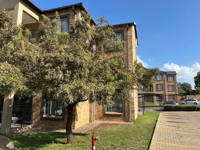 North Riding Apartment To Rent: Ground floor, large patio, open plan living, covered parking.