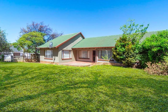 Groblerpark House For Sale: 3 beds, indoor braai, 4-car garage, spacious yard.