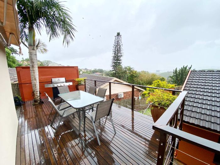 Cottage to Rent in Glen Hills: 1 bedroom, deck with views, parking included.