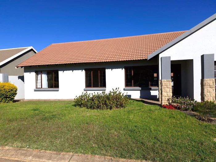 Townhouse in Melodie to rent: 3 bedrooms, double garage, braai room, pet-friendly.