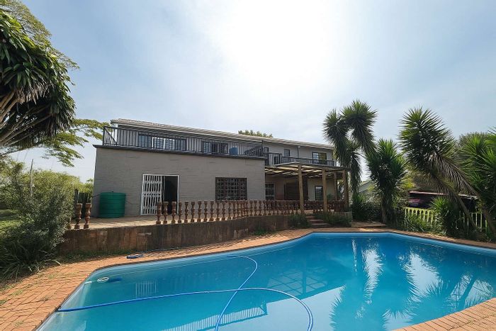 Crestholme House To Rent: 4 bedrooms, horse facilities, pool, and fibre internet.