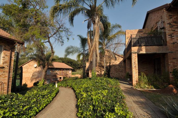 Moreleta Park Apartment To Rent: 2 beds, balcony, secure parking, near amenities.