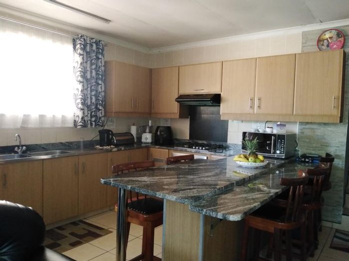 Property #2217800, Townhouse for sale in Newlands West