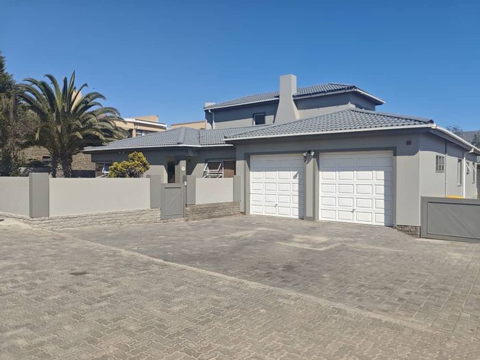 House for Sale in Swakopmund Ext 11: 3 beds, study, flat, large garden.