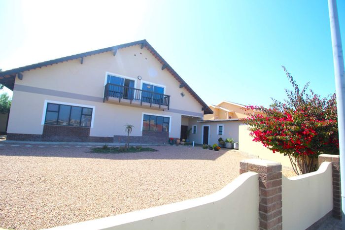 Vineta House For Sale: 4 bedrooms, beach access, renovated kitchen, spacious yard.