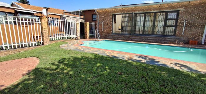 For Sale: Spacious Sunnyridge house with pool, cottage, and security features.