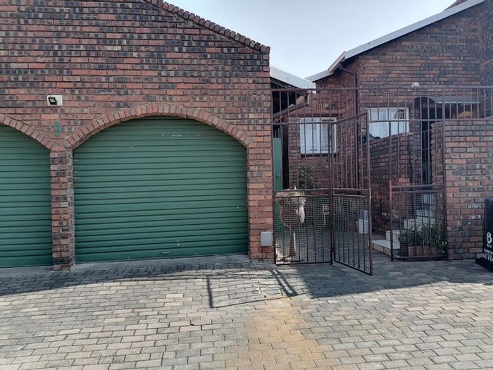 Property #2177114, Townhouse for sale in Birchleigh