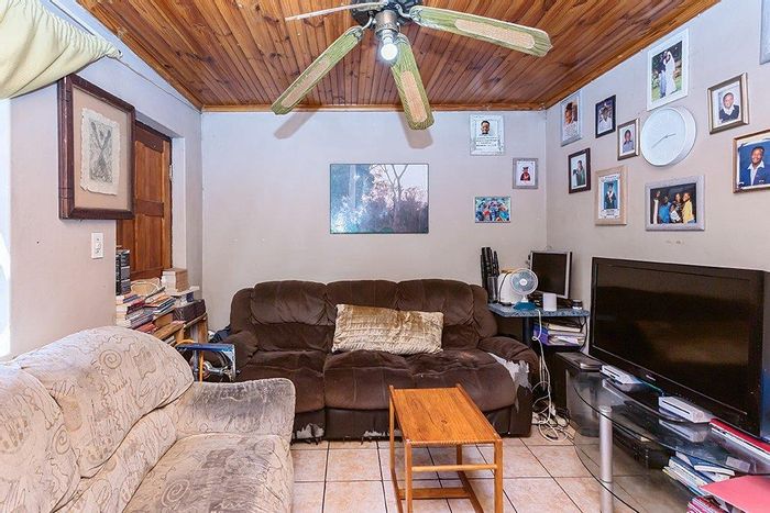Two-bedroom house for sale in Phoenix with open plan living and parking.
