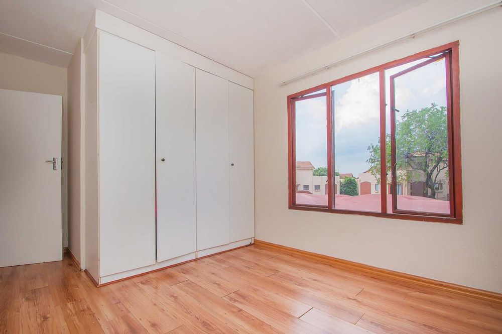 Overview of cupboards in 2nd bedroom