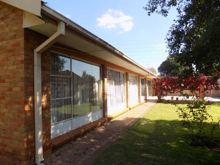 House for Sale in Universitas: 4 beds, 2 baths, spacious yard, ample parking.