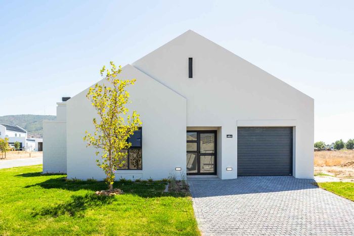 House To Rent in Paarl Valleij Lifestyle Estate: 2 beds, inverter, green spaces.