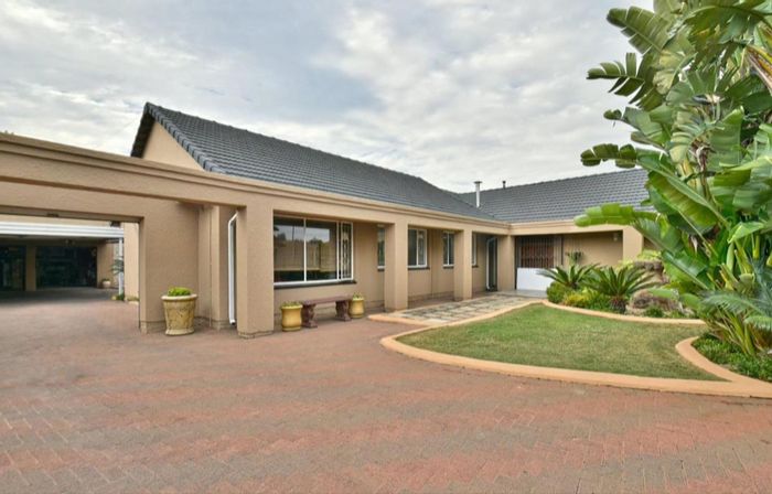 Raceview House For Sale: 5 beds, pool, solar system, office, double garage.