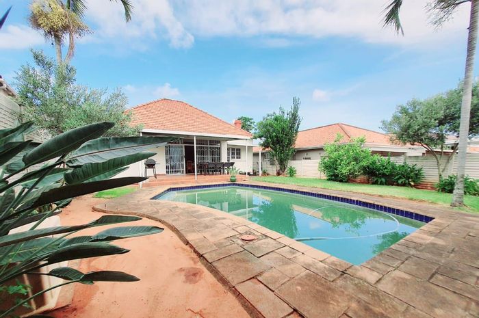 Glenwood House For Sale: 3 beds, pool, cottage, parking for 4 cars.