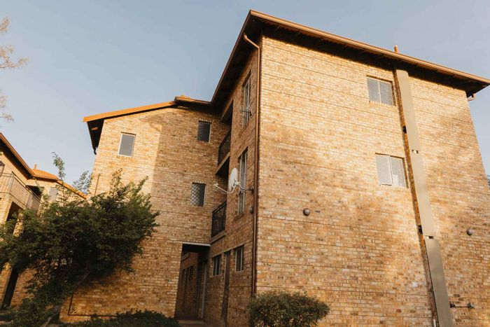 Wapadrand Apartment For Sale: 1-bed, open-plan living, upgraded kitchen and bathroom.