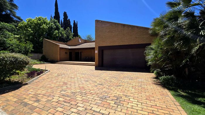 For Sale: House in Vanderbijlpark South West 5 with income-generating flats and solar system.
