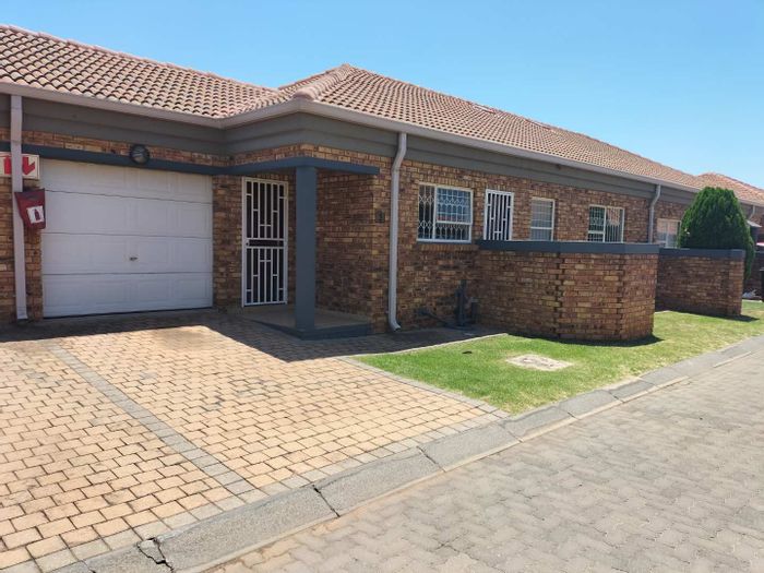 Boksburg Central Townhouse To Rent: 3 bedrooms, garage, private yard, security features.