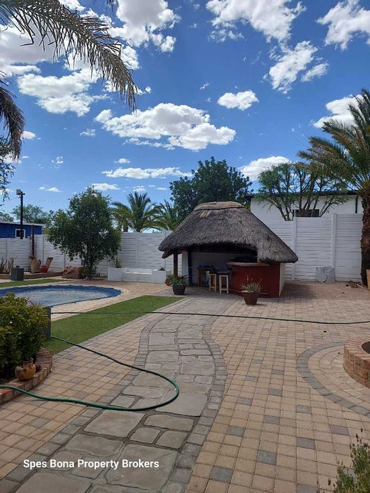 House to Rent in Klein Windhoek: Spacious yard, Boma BBQ, secure play area.