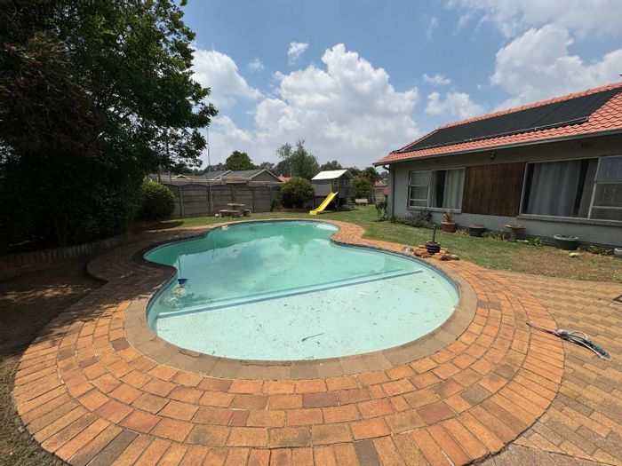 For Sale: House in Verwoerdpark with 3 beds, pool, and entertainment area.
