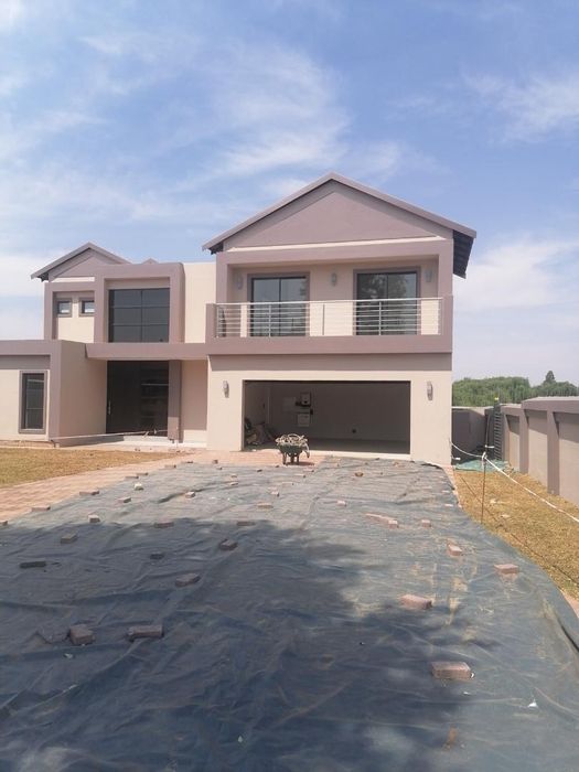 For Sale: House in Helderwyk Estate with 4 bedrooms, gym, and security.
