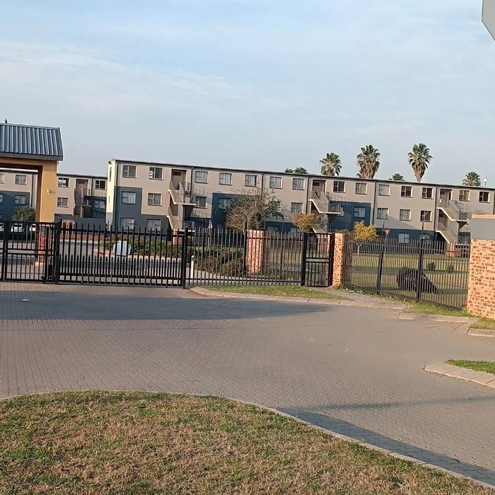 2-Bedroom Apartment For Sale in Madadeni with Open Parking and Built-in Cupboards.