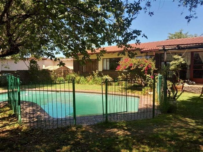 Norkem Park House For Sale: 3 beds, pool, double garage, near schools and malls.