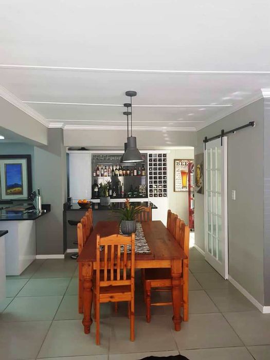 Modern Meersig Townhouse with Bachelor Flat, Indoor BBQs, Courtyard & Double Garages. Ideal Investment!