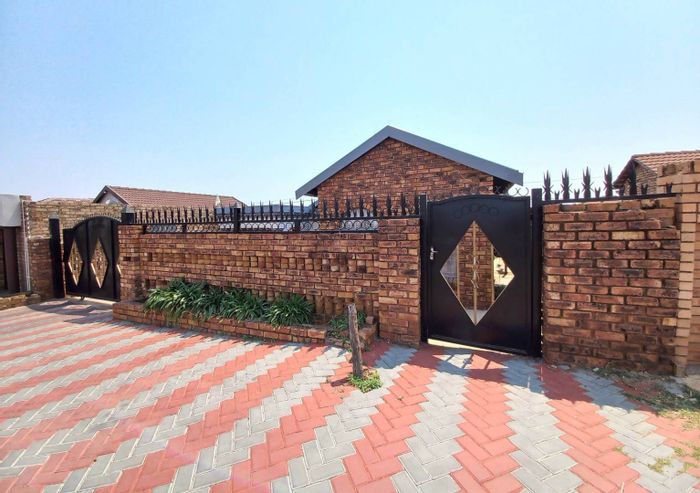 For Sale: House in Atteridgeville with 4 bedrooms, double garage, no-load-shedding zone.