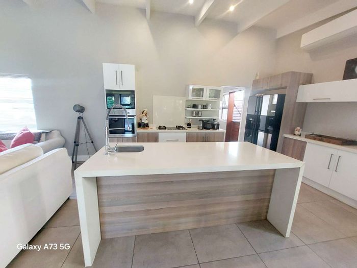 House To Rent in Palm Lakes Estates: Pool, gardens, sports facilities, and restaurant access.