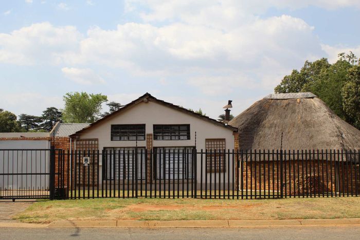 For Sale: House in Van Dyk Park with pool, Lapa, and ample parking.