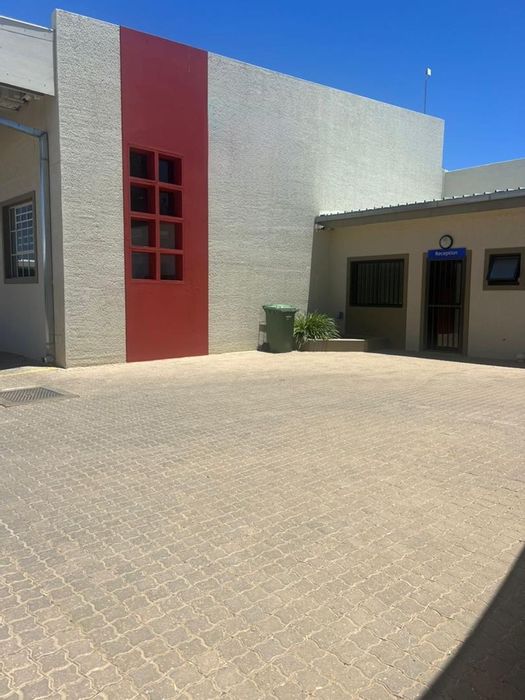 Industrial space to rent in Prosperita with ample parking and loading docks.