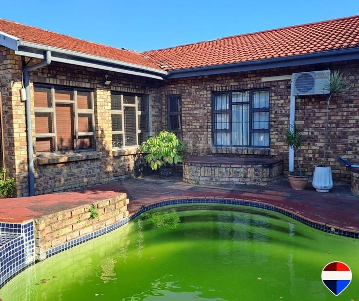 House To Rent in Meer En See: 3 Bedrooms, Pool, Study, Pet-Friendly Garden.