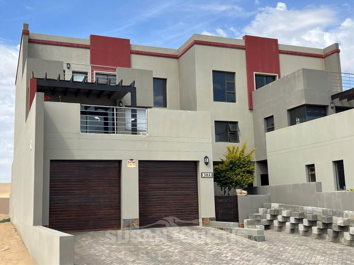 Long Beach Townhouse For Sale: 3 bedrooms, sea views, double garage, balconies.