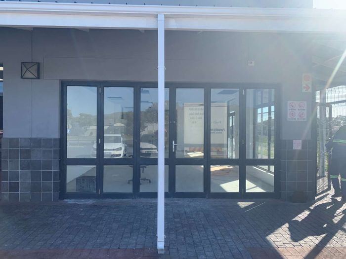Retail Space To Rent in Bothasig: High Foot Traffic, Convenient Amenities, Great Location.
