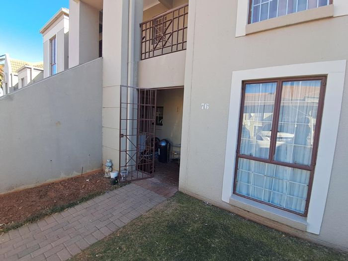 Oakdene Townhouse For Sale: Spacious Bedrooms, Communal Garden, Pool Access!