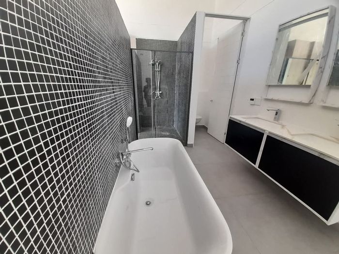 For Sale: Townhouse in Auasblick with garden, splash pool, and double garage.