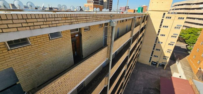 Sunnyside Apartment For Sale – 1.5 Bedrooms, Secure Parking, Prime Location!