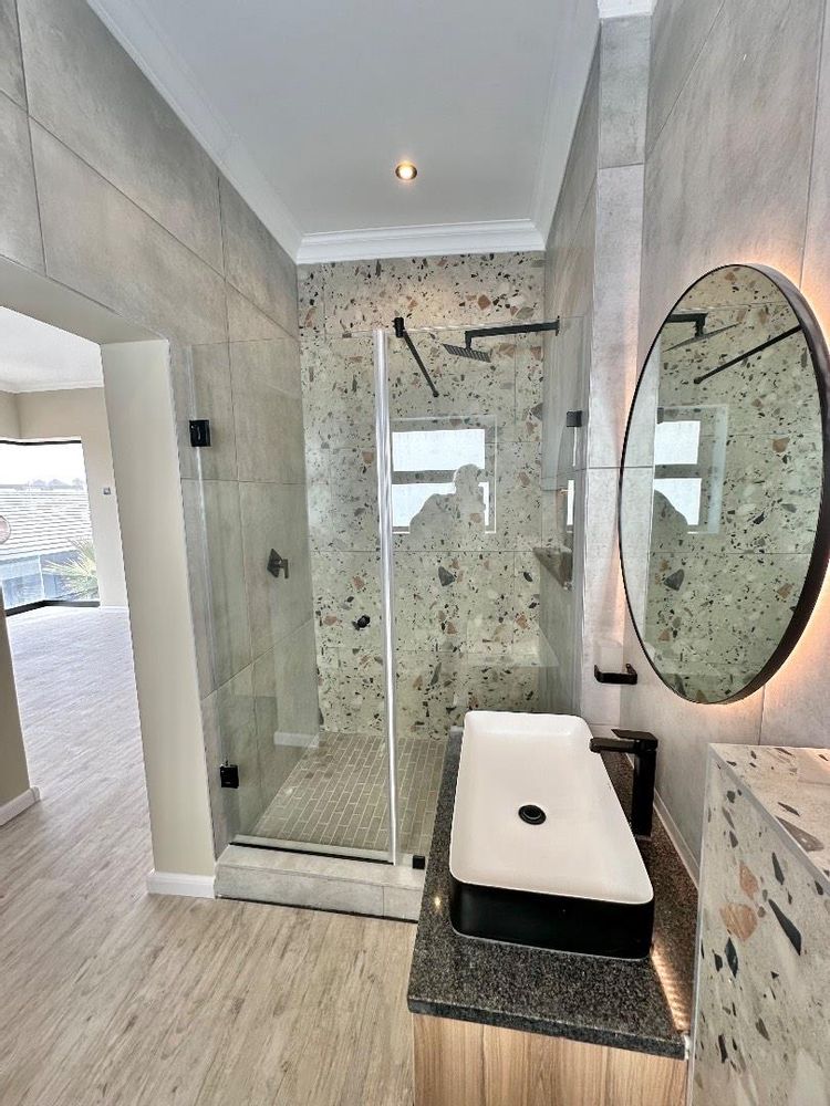 Fifth bedroom's ensuite bathroom