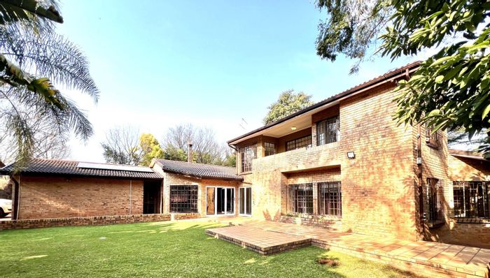 4-bedroom house in Buccleuch with pool, office, solar panels, and pet-friendly. To Rent.