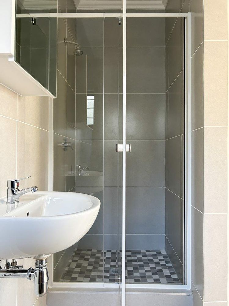 Main bedroom ensuite bathroom.