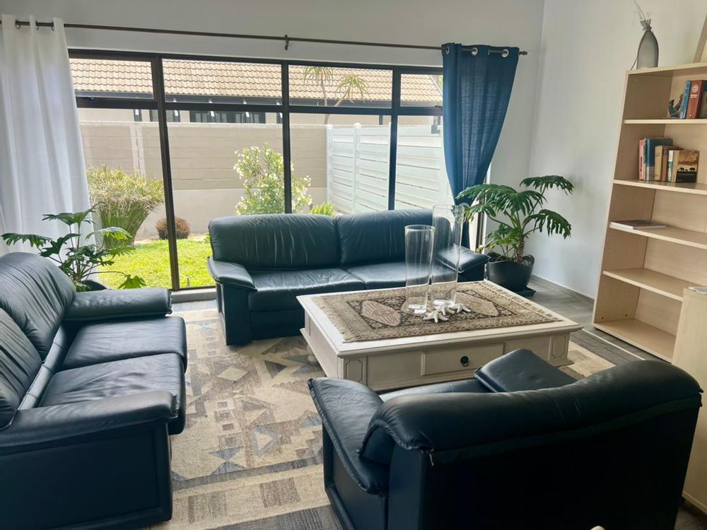 Light and bright entrance lounge with plenty of windows all around